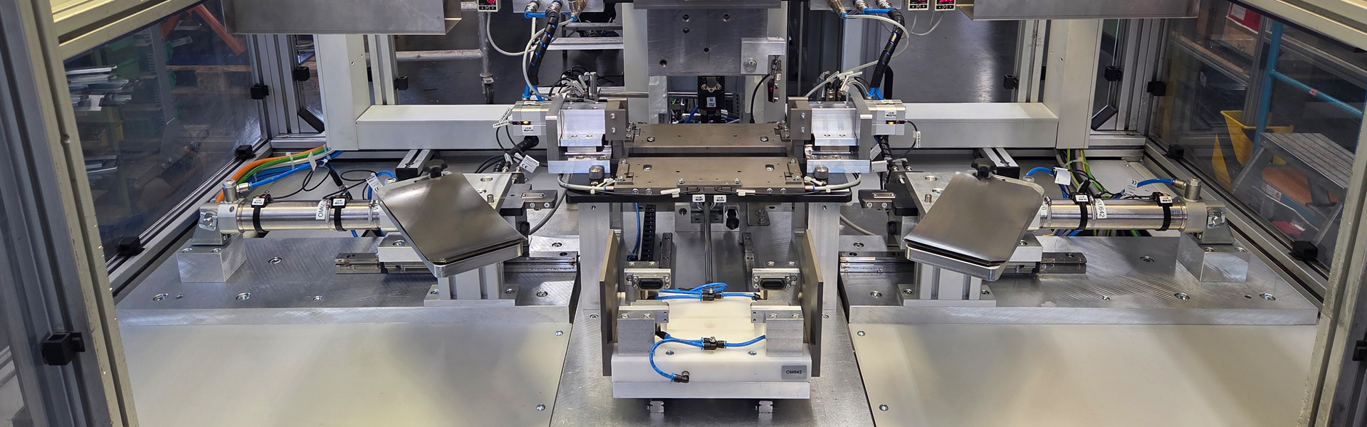 img : <h2>Anlagenbau</h2>
<p>
Im Anlagenbau entwickeln wir individuelle Lösungen für Sondermaschinen und Fertigungsanlagen, 
die exakt auf Prozesse, Bauteile und die spezifischen Anforderungen unserer Kunden abgestimmt sind.
</p>