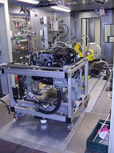 Der Trolley bzw. der Motor wird beim Einfahren in den Prüfstand über eine Multifunktionskupplung an den Prüfstand adaptiert.